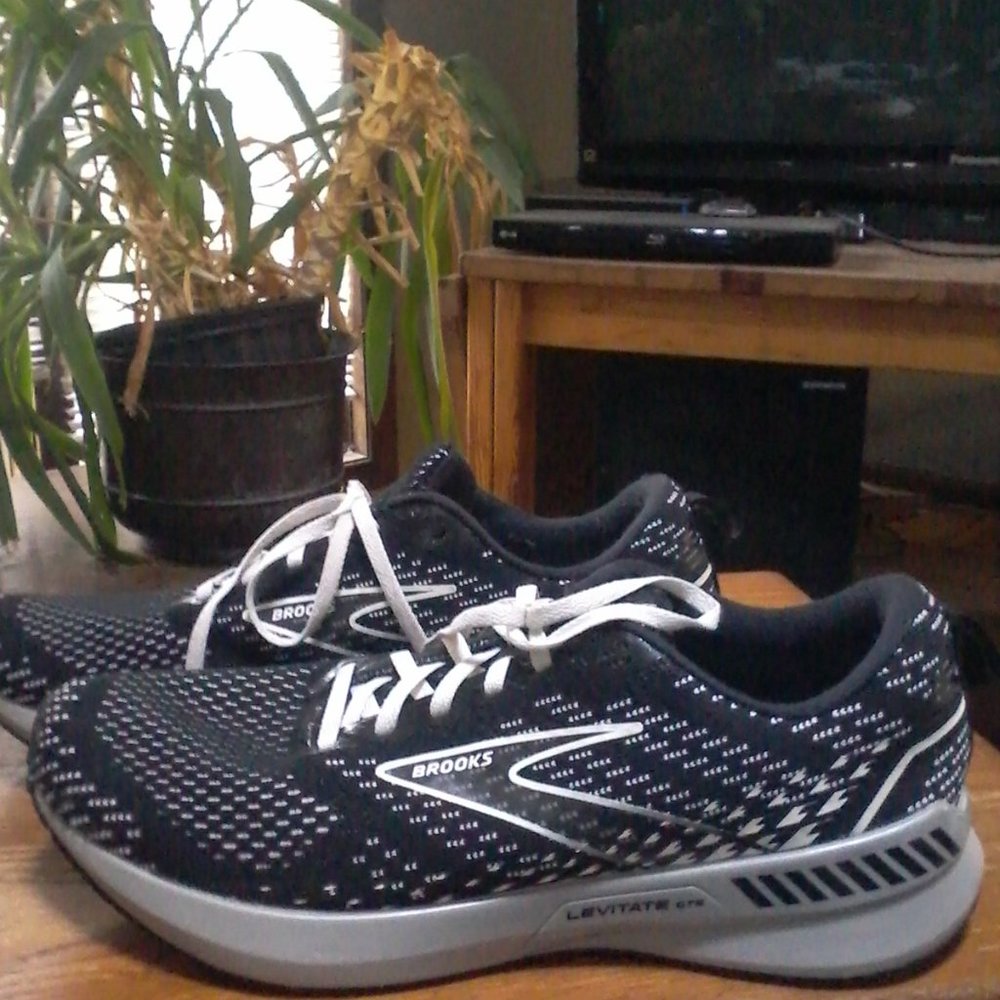 Brooks Levitate GT5  Womens running shoe   size 12